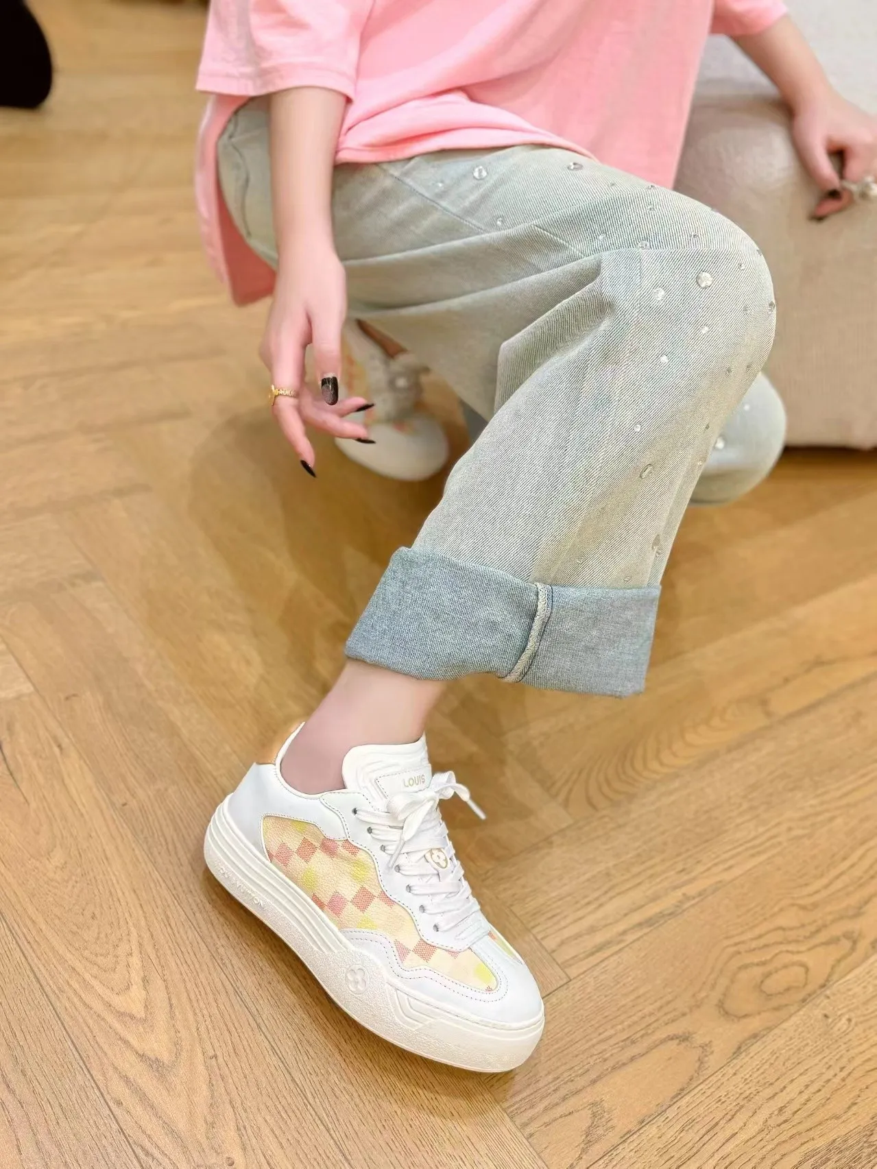 👟👟Ex-factory price 620👟👟Men's size +10 Same style for men and women🔥🔥𝐋𝐕 𝐃𝐢𝐬𝐜𝐨𝐯𝐞𝐫𝐲 2024 new sports shoes thick sole casual ❗️❗️ original purchase development and production LV Discovery lace-up shoes were unveiled at Louis Vuitton's fourth show. They are made of technical mesh fabric and metallic synthetic materials to create a streamlined design. Brand elements embellish the upper and lightweight rubber outsole, with technical shoelaces. Fabric: Original imported cowhide + technology mesh Inner lining: Original customized breathable mesh Sole: Original molded ultra-light rubber foam material Bottom thickness: 5.5CM Size: Women's 35-41 (41 customized), Men's 39-46, (45-46 customized)